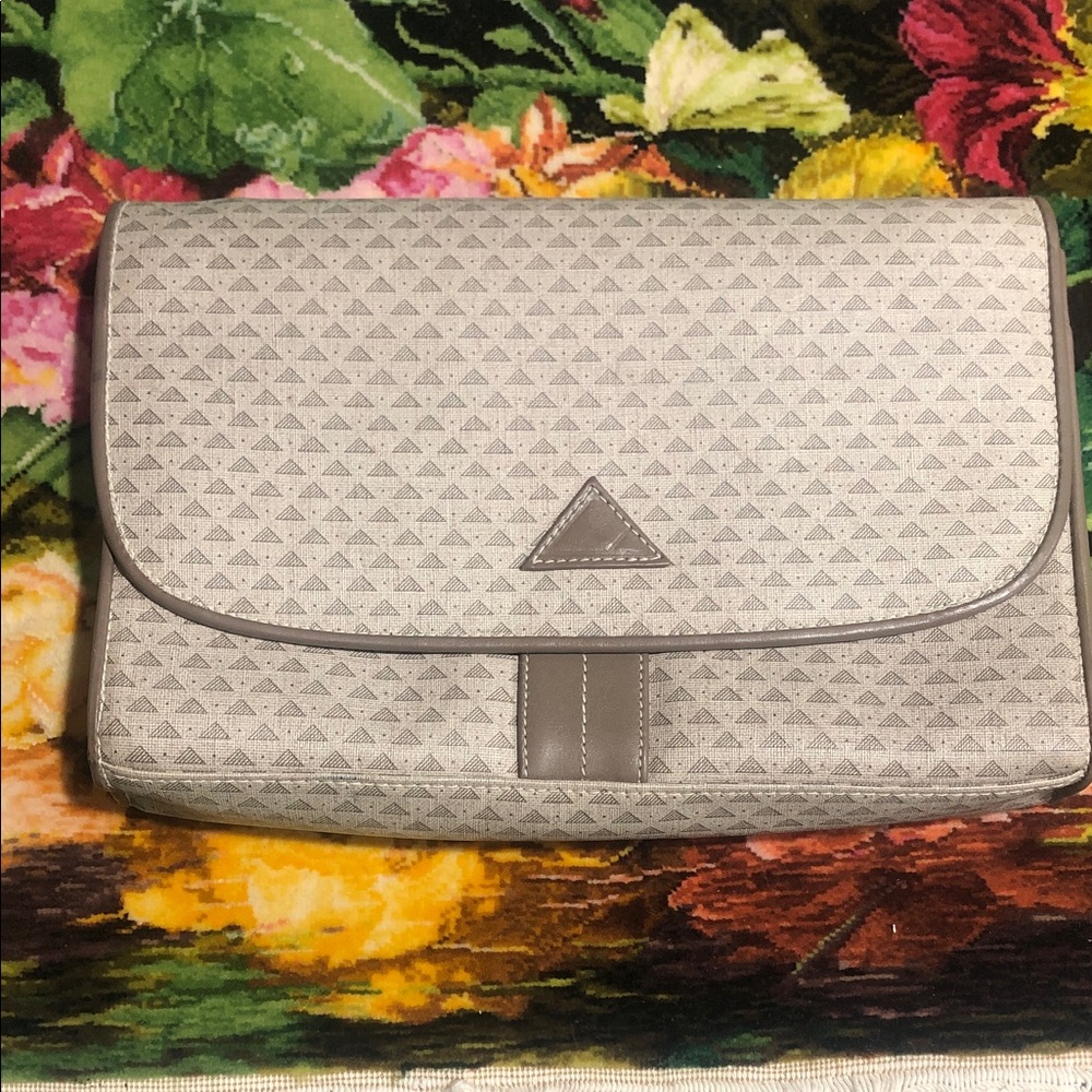 🦆Liz Claiborne Tan Accessory with Leather Trim🔺